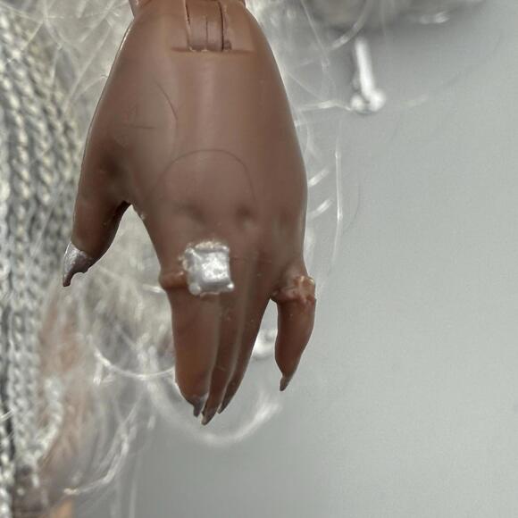 Rainbow High Vision Divas Ayesha Sterling Articulated Doll Accessories - Picture 7 of 7